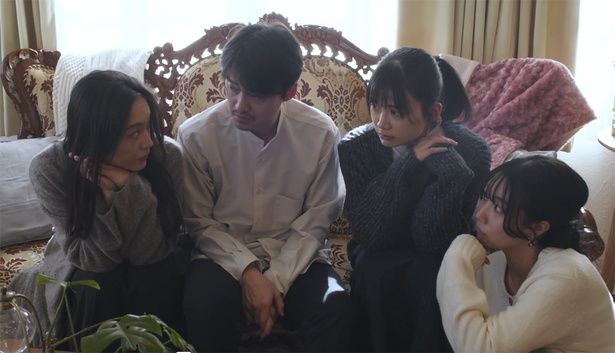 【写真を見る】一夫多妻制の生活を送る男女4人に迫った『放送禁止 ぼくの3人の妻』 [c]「放送禁止 ぼくの3人の妻」製作委員会