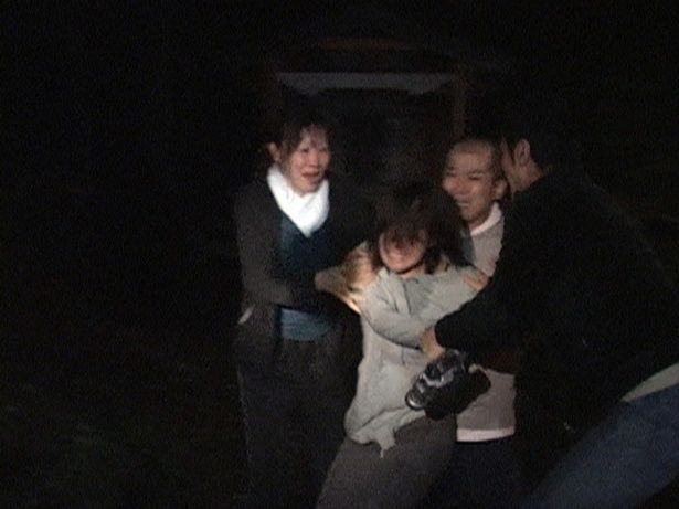 現代社会に適応できない者たちが集まった癒しの施設“しじんの村”を取材する(「第5話 放送禁止5しじんの村」) [c]2008 EAST