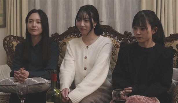 ルーティン制で性生活も共有していることを明かす(『放送禁止 ぼくの3人の妻』) [c]「放送禁止 ぼくの3人の妻」製作委員会