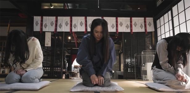 それぞれが夫が殺したと泣きながらに語る3人の妻たち(『放送禁止 ぼくの3人の妻』) [c]「放送禁止 ぼくの3人の妻」製作委員会