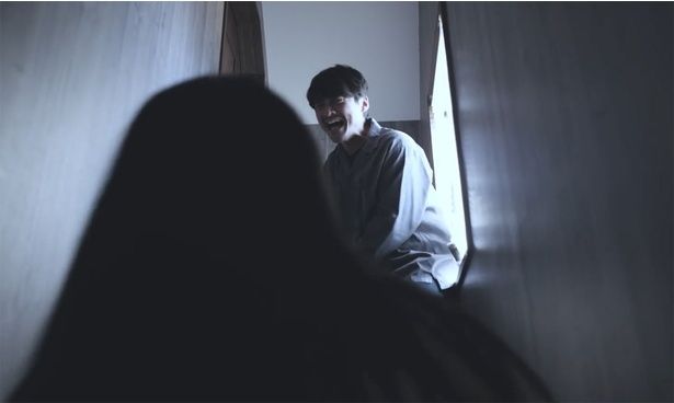 夫がどんどん怪現象に追い詰められていく(『放送禁止 ぼくの3人の妻』) [c]「放送禁止 ぼくの3人の妻」製作委員会