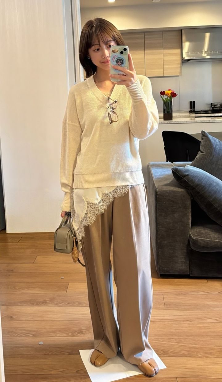 ユニクロコーデ：レース＆Vネックニット
