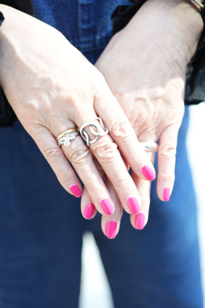 「心をキュンとさせてくれるショッキングピンクのネイルを差し色に」