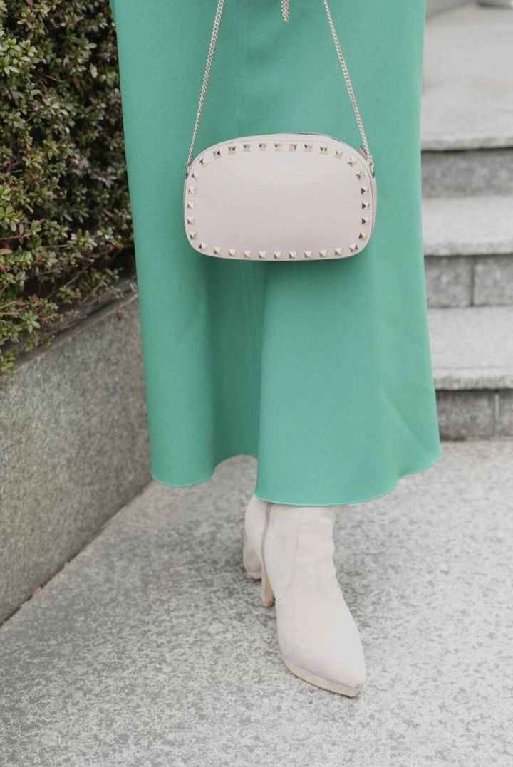 「鮮やかなグリーンにはあえてニュアンスカラーのベージュを小物にセレクトして、ワンピースの雰囲気を崩さないように意識しました」