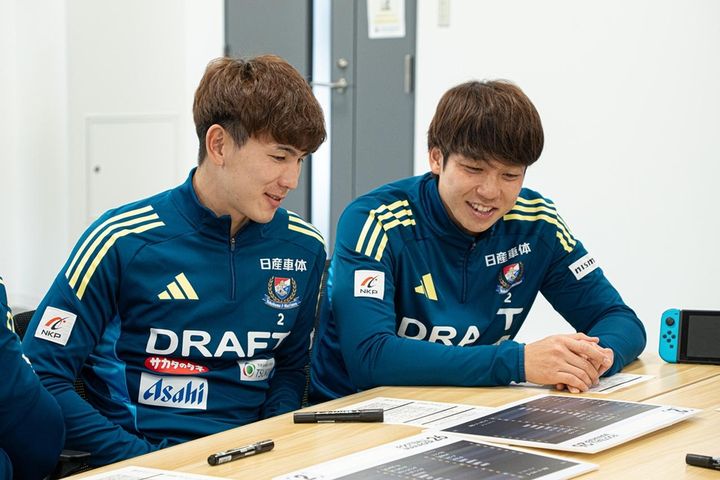 画像: 楽しそうに意見を出し合う加藤蓮と角田涼太朗 (C)SHIZUKA KITASHIMA