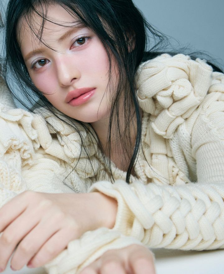 菅田愛貴（あきちゃん）の2026春メイク。ラメを効かせたナチュラルアイと血色チークで透明感を引き出した“超最強”の可愛さ。