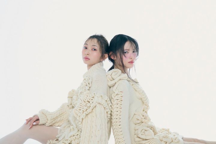 あきちゃん（菅田愛貴）とかなみん（辻野かなみ）が背中合わせで並ぶビジュアル。2026年春メイクの透明感とナチュラルな“引き算”盛り顔を表現。