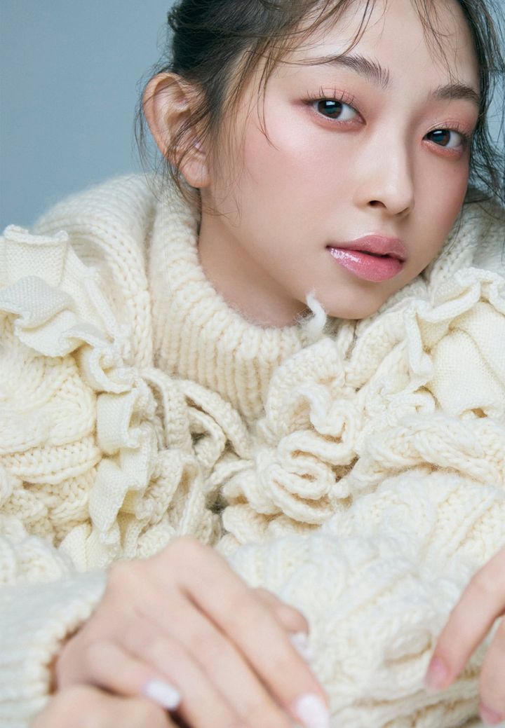 辻野かなみ（かなみん）の2026春メイク。甘さを抑えたピンクシャドウとツヤ肌で大人っぽさを引き出した“盛り顔”ビジュアル。