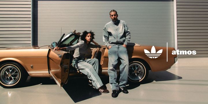 atmos（アトモス）が提案する、デニムで再構築されたadidas Originals（アディダス オリジナルス）の名作トラックスーツ別注作が登場。ヴィンテージの風合いを纏った鮮やかなライトブルーの「DENIM FIREBIRD」。