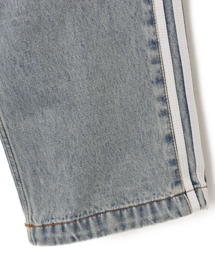 今作では、スポーツヘリテージを継承しながら、ヴィンテージの風合いを纏った鮮やかなライトブルーのデニム素材を採用。新たな表情を与えたセットアップでのラインナップである。