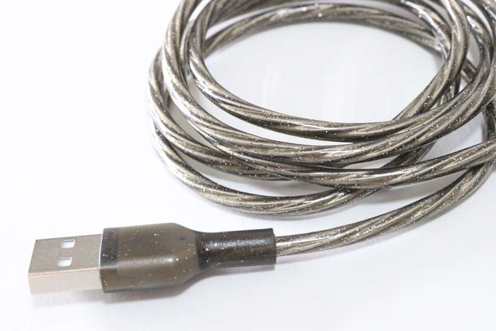 ダイソーのTGCコラボの充電・転送ケーブルは平成のスケルトンブームを彷彿とさせるデザイン