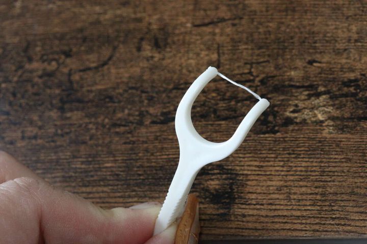 Y字型糸つきようじ（14本） サイズ感