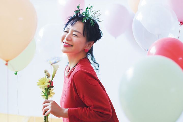 撮影に準備してあった草花と同級生が作った服で、ワイワイあれこれコーディネート。