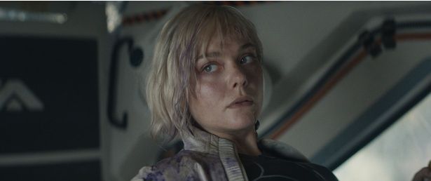 エル・ファニングはティアとテッサの二役を演じている 『プレデター：バッドランド』ブルーレイ＋DVD セット、4K UHD＋ブルーレイ セット発売中 プレデター ペンタロジーBOX＜4K UHD＋ブルーレイ／10枚組＞同時発売 発売元：ウォルト・ディズニー・ジャパン 発売・販売元：ハピネット・メディアマーケティング デジタル配信中（購入／レンタル） 発売元：ウォルト・ディズニー・ジャパン [c] 2026 20th Century Studios