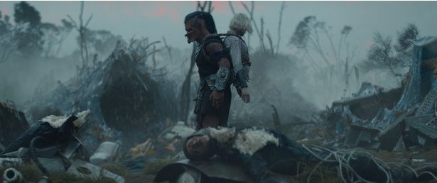 【写真を見る】チューバッカ&C-3POのオマージュ!?今回のプレデターはただの殺戮者じゃない！ 『プレデター：バッドランド』ブルーレイ＋DVD セット、4K UHD＋ブルーレイ セット発売中 プレデター ペンタロジーBOX＜4K UHD＋ブルーレイ／10枚組＞同時発売 発売元：ウォルト・ディズニー・ジャパン 発売・販売元：ハピネット・メディアマーケティング デジタル配信中（購入／レンタル） 発売元：ウォルト・ディズニー・ジャパン [c] 2026 20th Century Studios