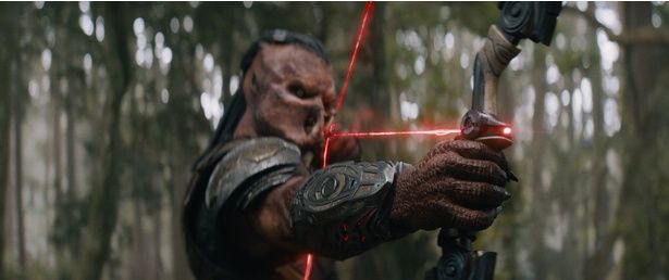 弓やコンビスティック、刀などプレデターたちが使う武器が魅力的！ 『プレデター：バッドランド』ブルーレイ＋DVD セット、4K UHD＋ブルーレイ セット発売中 プレデター ペンタロジーBOX＜4K UHD＋ブルーレイ／10枚組＞同時発売 発売元：ウォルト・ディズニー・ジャパン 発売・販売元：ハピネット・メディアマーケティング デジタル配信中（購入／レンタル） 発売元：ウォルト・ディズニー・ジャパン [c] 2026 20th Century Studios