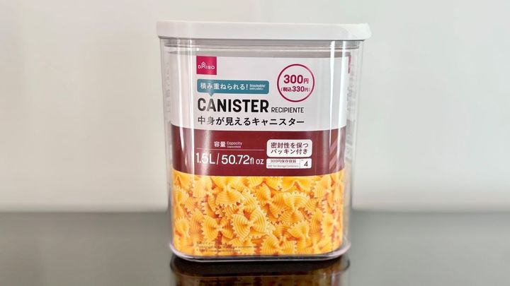 100均の「密閉できる小麦粉の保存容器」が使いやすくて大助かり！ 袋ごとOKで家事時短も♪