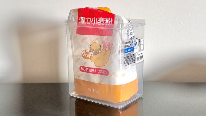 100均の「密閉できる小麦粉の保存容器」が使いやすくて大助かり！ 袋ごとOKで家事時短も♪
