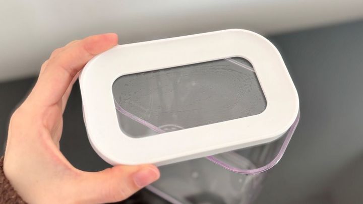 100均の「密閉できる小麦粉の保存容器」が使いやすくて大助かり！ 袋ごとOKで家事時短も♪