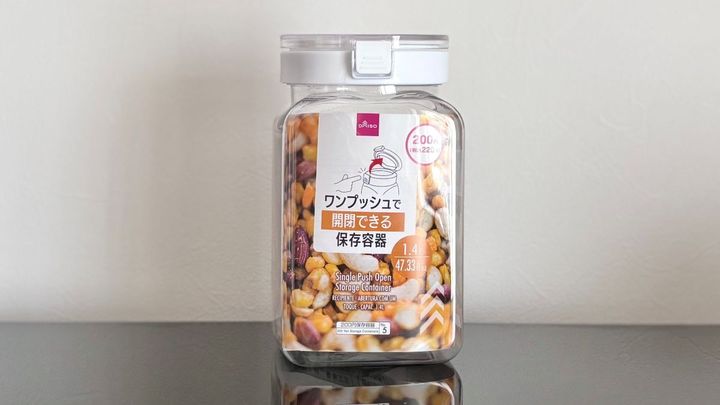 100均の「密閉できる小麦粉の保存容器」が使いやすくて大助かり！ 袋ごとOKで家事時短も♪