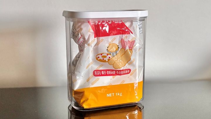 100均の「密閉できる小麦粉の保存容器」が使いやすくて大助かり！ 袋ごとOKで家事時短も♪