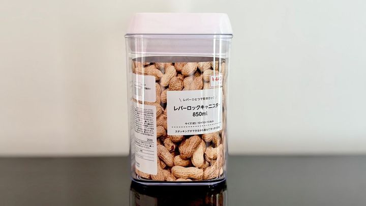 100均の「密閉できる小麦粉の保存容器」が使いやすくて大助かり！ 袋ごとOKで家事時短も♪