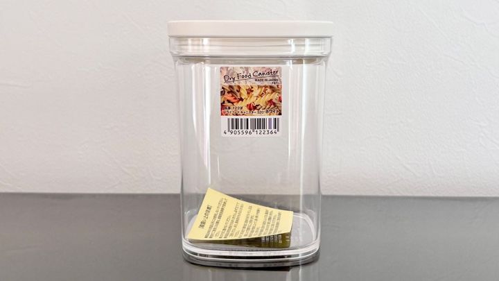 100均の「密閉できる小麦粉の保存容器」が使いやすくて大助かり！ 袋ごとOKで家事時短も♪