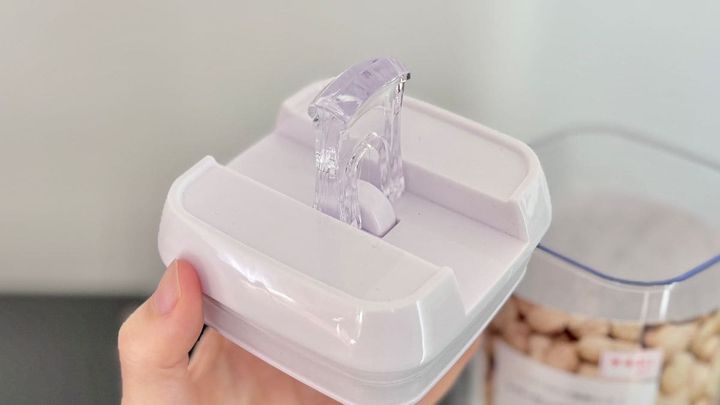 100均の「密閉できる小麦粉の保存容器」が使いやすくて大助かり！ 袋ごとOKで家事時短も♪