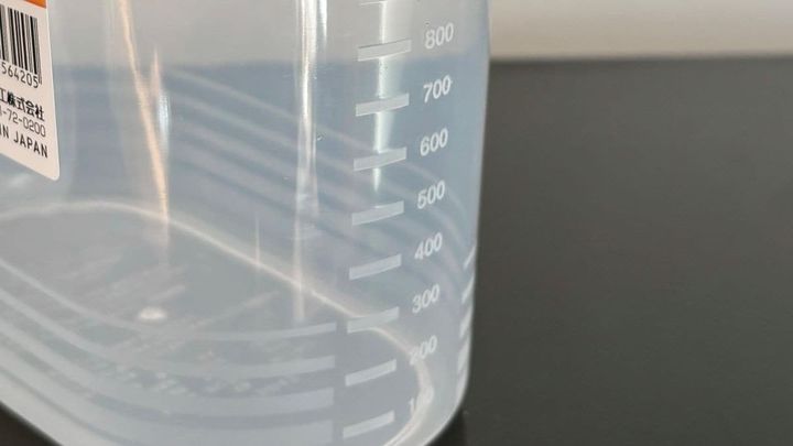 100均の「密閉できる小麦粉の保存容器」が使いやすくて大助かり！ 袋ごとOKで家事時短も♪