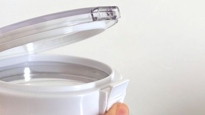 100均の「密閉できる小麦粉の保存容器」が使いやすくて大助かり！ 袋ごとOKで家事時短も♪