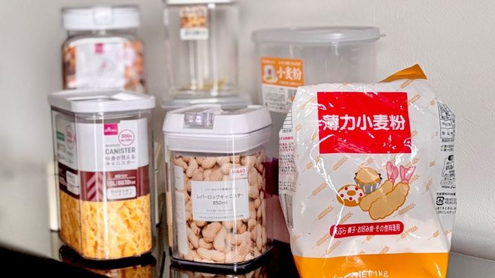 100均の「密閉できる小麦粉の保存容器」が使いやすくて大助かり！ 袋ごとOKで家事時短も♪