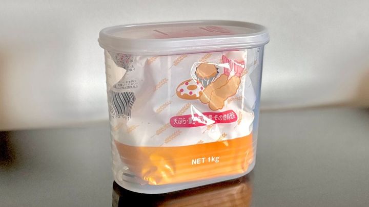 100均の「密閉できる小麦粉の保存容器」が使いやすくて大助かり！ 袋ごとOKで家事時短も♪