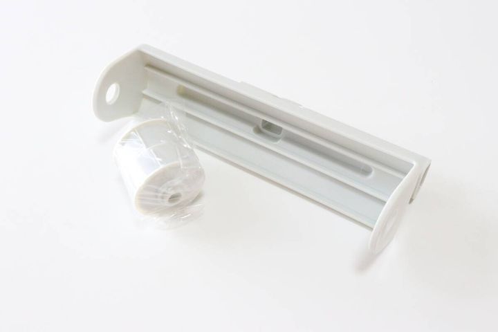 ダイソーの立てて置けるカーペットクリーナーホルダー 幅160mm用のセット内容