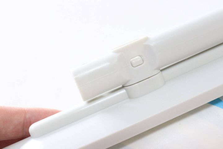 ダイソーの立てて置けるカーペットクリーナーホルダーのストッパー