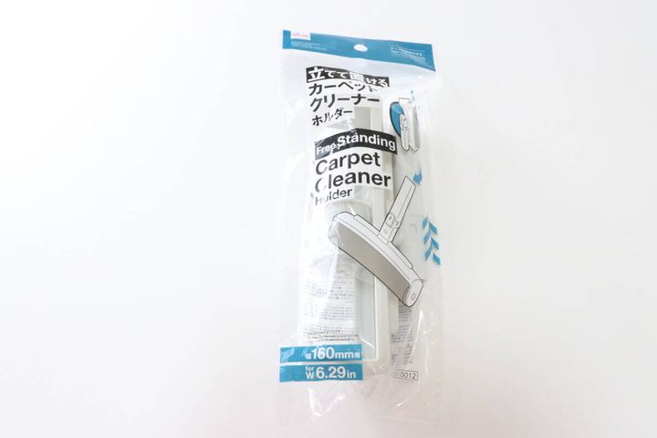 ダイソーの立てて置けるカーペットクリーナーホルダー 幅160mm用のパッケージ