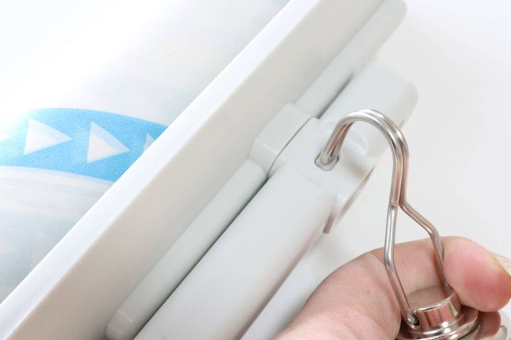 ダイソーの立てて置けるカーペットクリーナーホルダーのストッパーの外し方