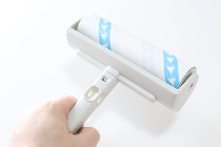 ダイソーの立てて置けるカーペットクリーナーホルダーのデザイン