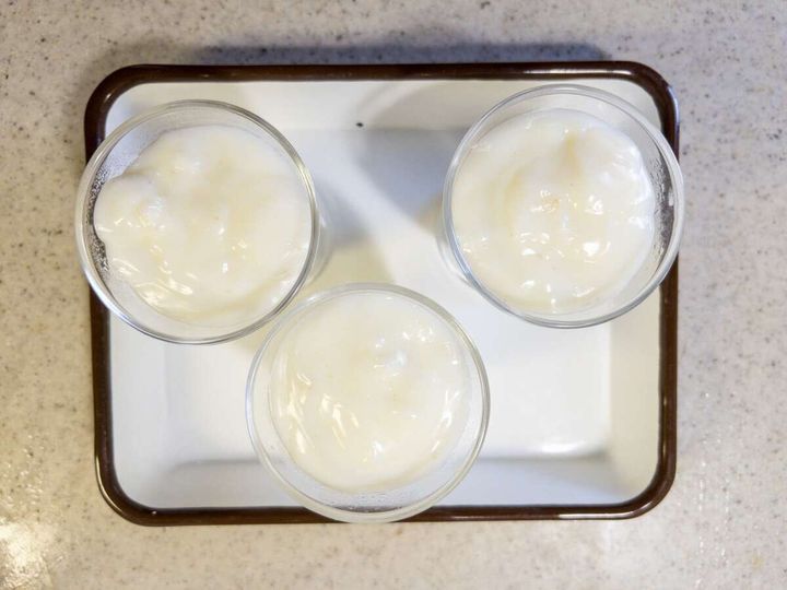 グラスに注いで冷まし、ふんわりラップをかけて冷めたら冷蔵庫で1〜2時間ほど冷たく冷やします。