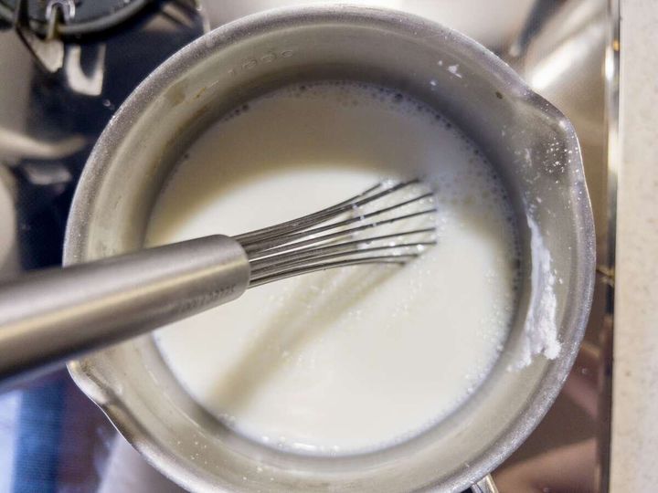 小鍋にブラマンジェの材料を入れて滑らかに混ぜ合わせ、混ぜながら火にかけます。ゲル状にとろみが付いたら火からおろします。