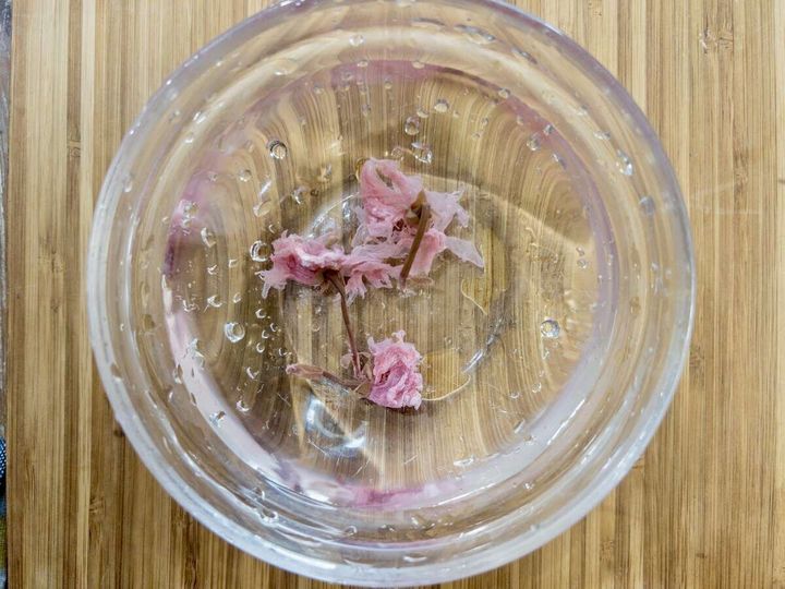 桜の塩漬けを小さめのボウルに入れ、水を注いで塩抜きをします