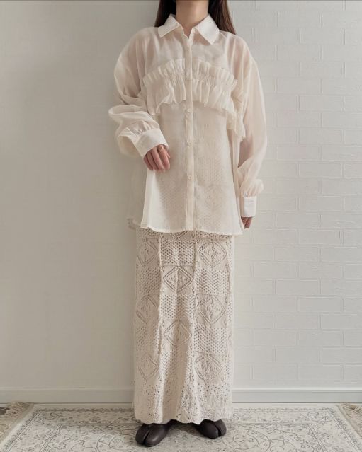 フリルシアーシャツを着たコーデ