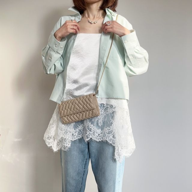 オックスフォードシャツを着たコーデ