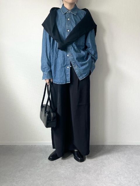 デニムオーバーサイズシャツを着たコーデ