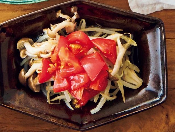 ポン酢をからめたトマトをドレッシングに （C）レタスクラブ編集部