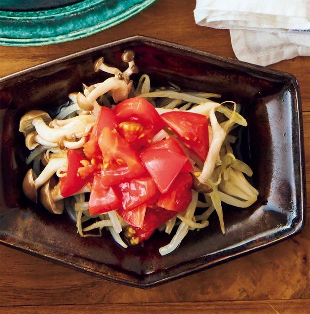 もやしのトマポンサラダ（料理・上島亜紀、撮影・難波雄史） （C）レタスクラブ編集部