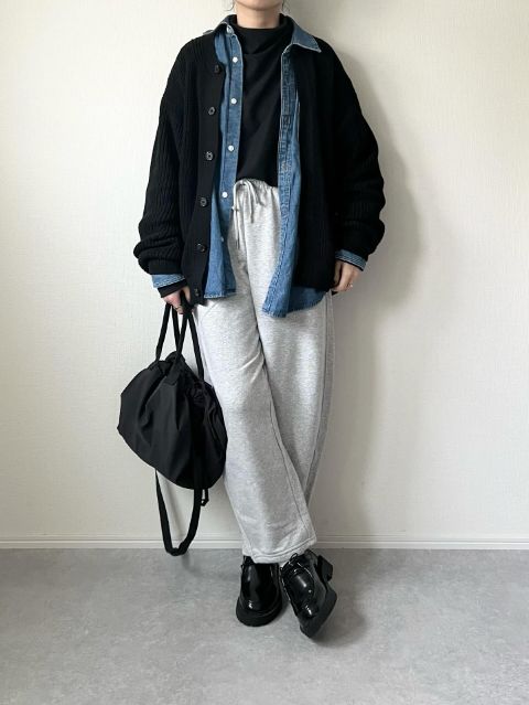 スウェットバレルアンクルパンツを着たコーデ