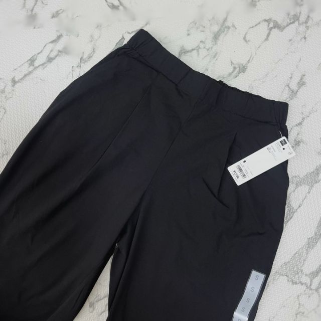 黒のドライストレッチアンクルパンツ