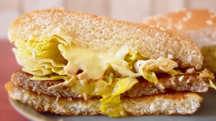 マクドナルド「てりやきマックバーガー」は、甘辛いてりやきソースとまろやかなマヨネーズが合わさった王道の味わい。