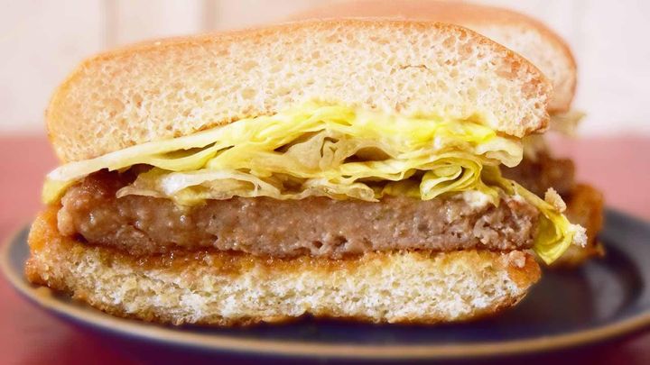 モスバーガー「テリヤキバーガー」は、レタスのシャキシャキとした食感がより感じられます。