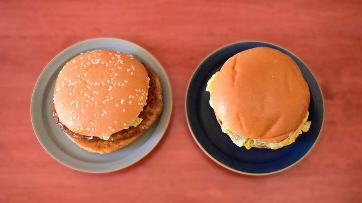 両者のバーガーをパッと見た印象では、大きさ自体はほぼ同じ